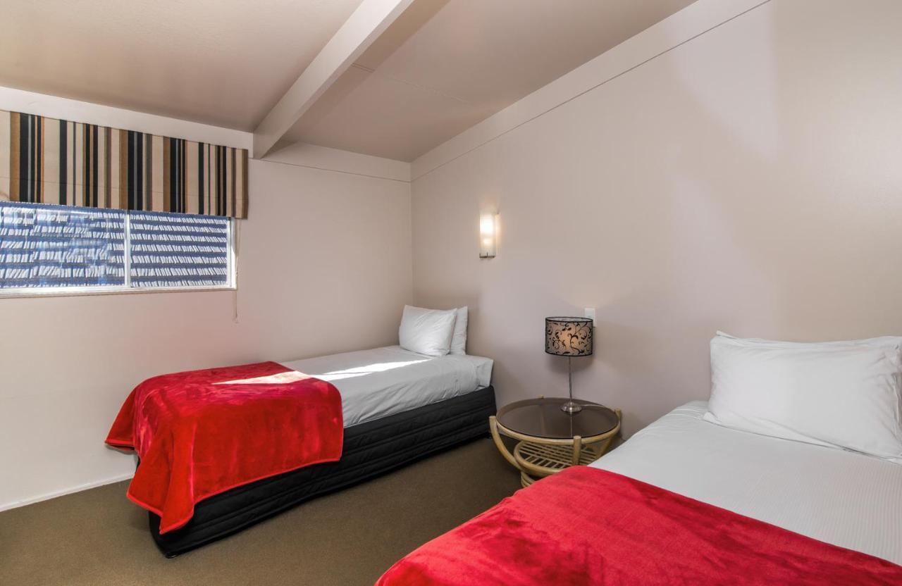 Twin Peaks Lakeside Inn Taupo Kültér fotó