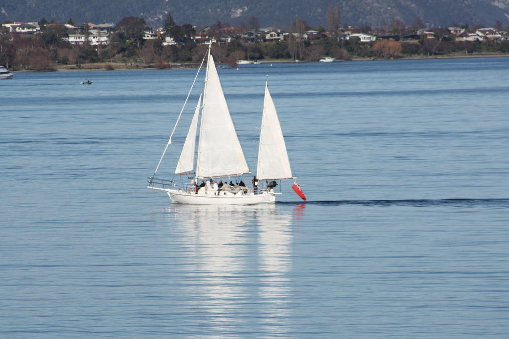 Twin Peaks Lakeside Inn Taupo Kültér fotó