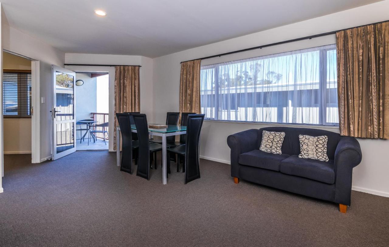 Twin Peaks Lakeside Inn Taupo Kültér fotó