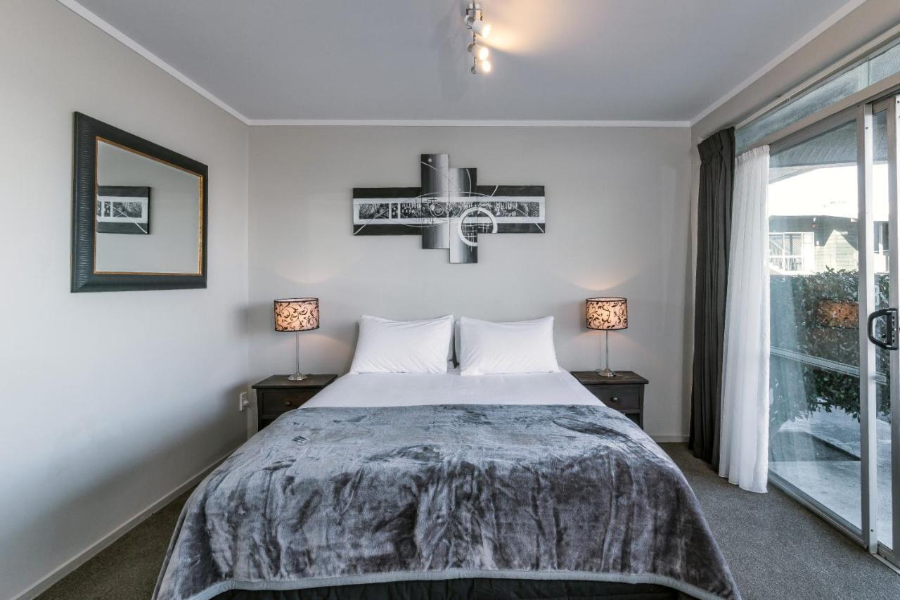 Twin Peaks Lakeside Inn Taupo Kültér fotó