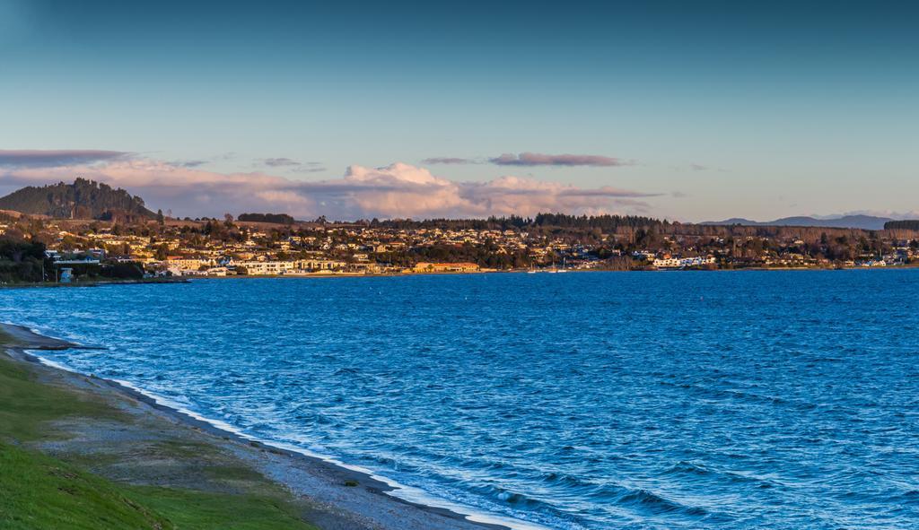 Twin Peaks Lakeside Inn Taupo Kültér fotó