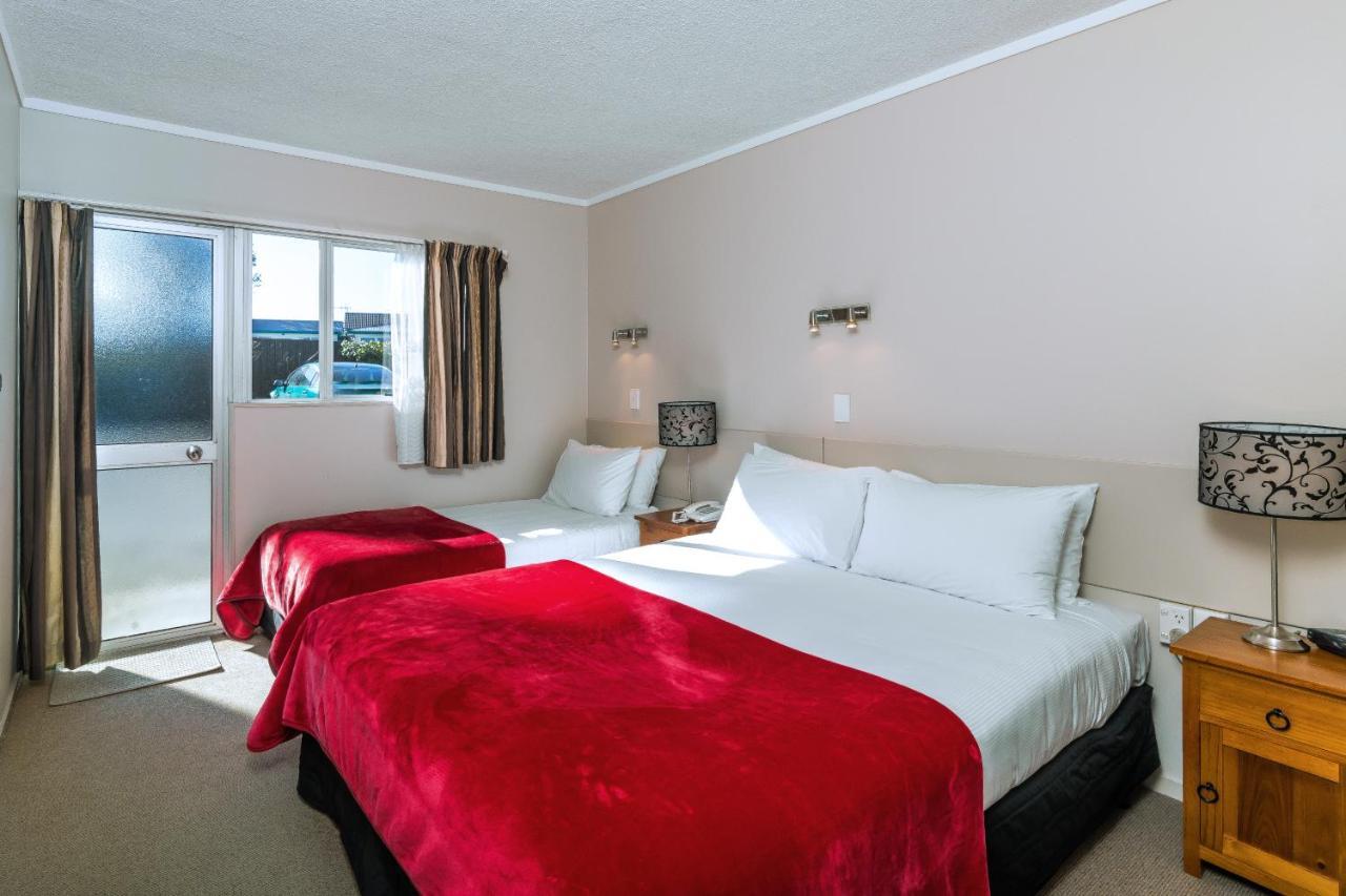 Twin Peaks Lakeside Inn Taupo Kültér fotó