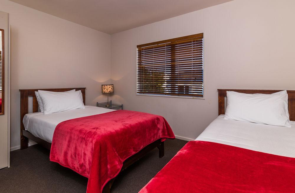Twin Peaks Lakeside Inn Taupo Kültér fotó